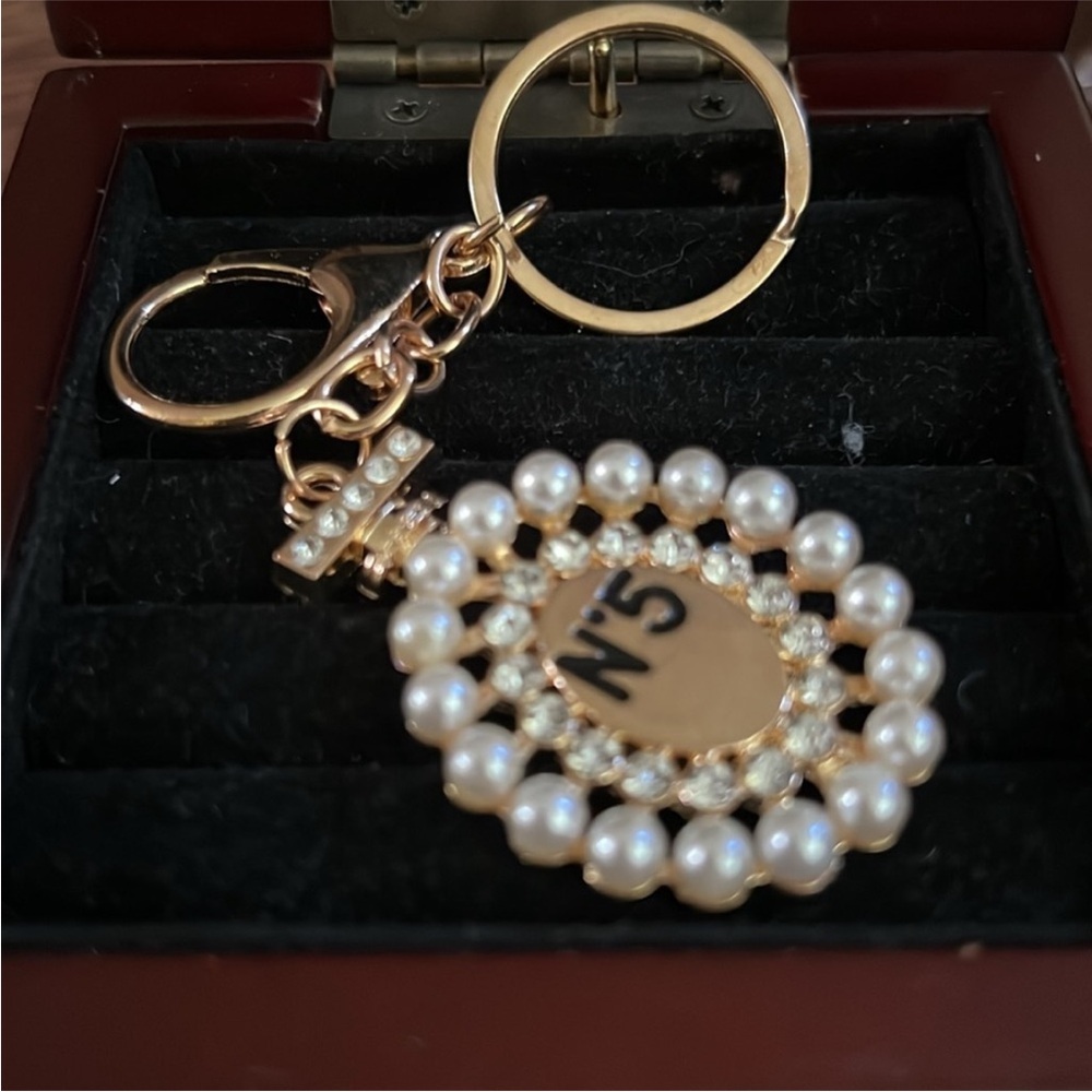 Lux Fashion Designer No 5 Gold and Pearl Bag Charm/Keychain - Picture 11 of 13
